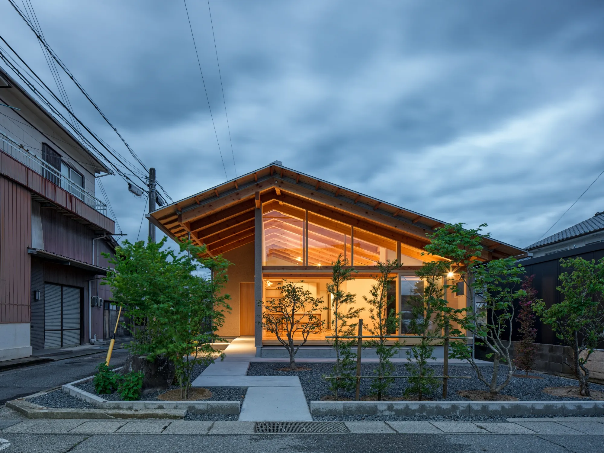 湖畔にくだける山荘の庭