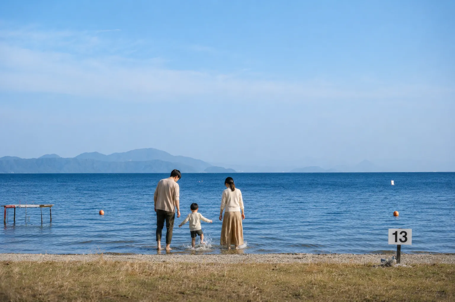 琵琶湖の水辺で過ごす家族